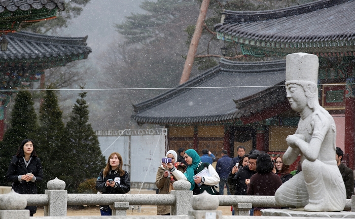 Woljeongsa Temple, founded in 643, is one of the representative Buddhist temples in Gangwon-do Province and a must-visit for tourists to Pyeongchang-gun County. The photo above shows the temple on a snowy day on March 25, 2016. (Korea.net DB)